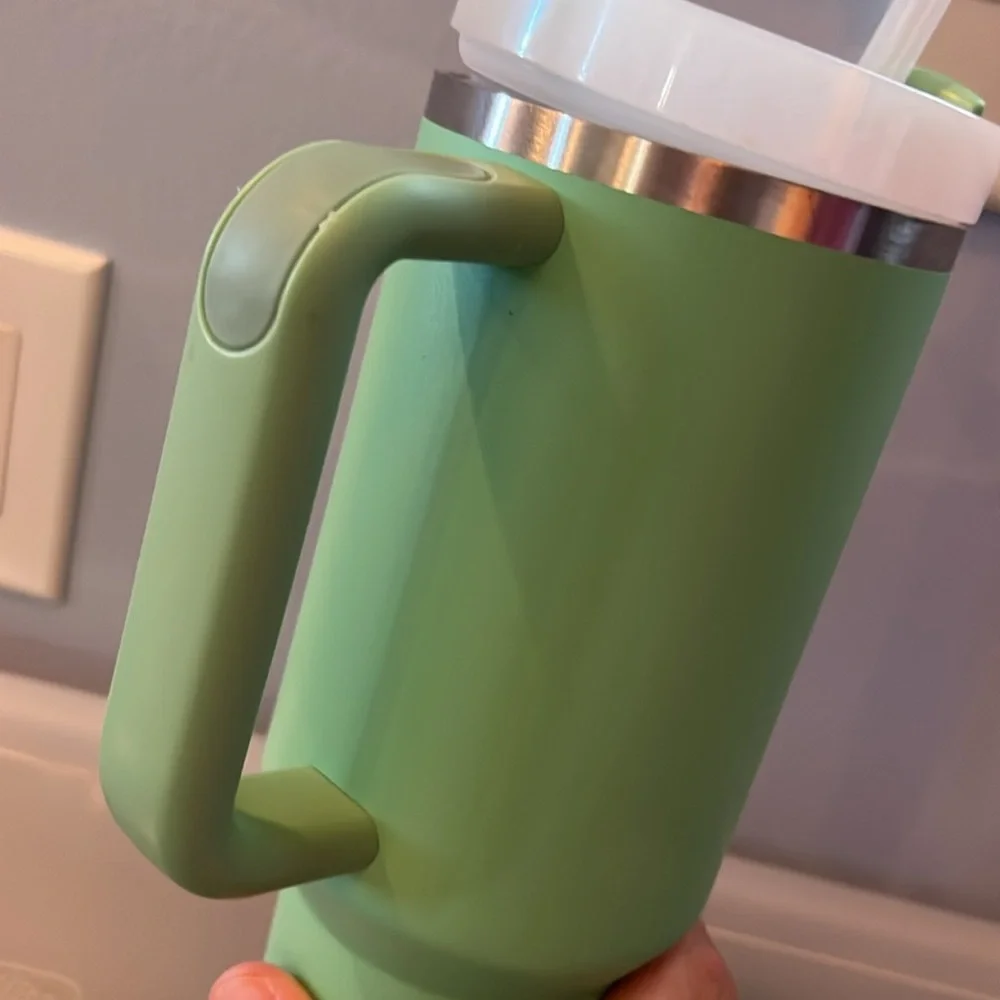 Stanley The Quencher H2.0 FlowState™ Tumbler | 40 OZ × 1
Jade - Picture 5 of 5